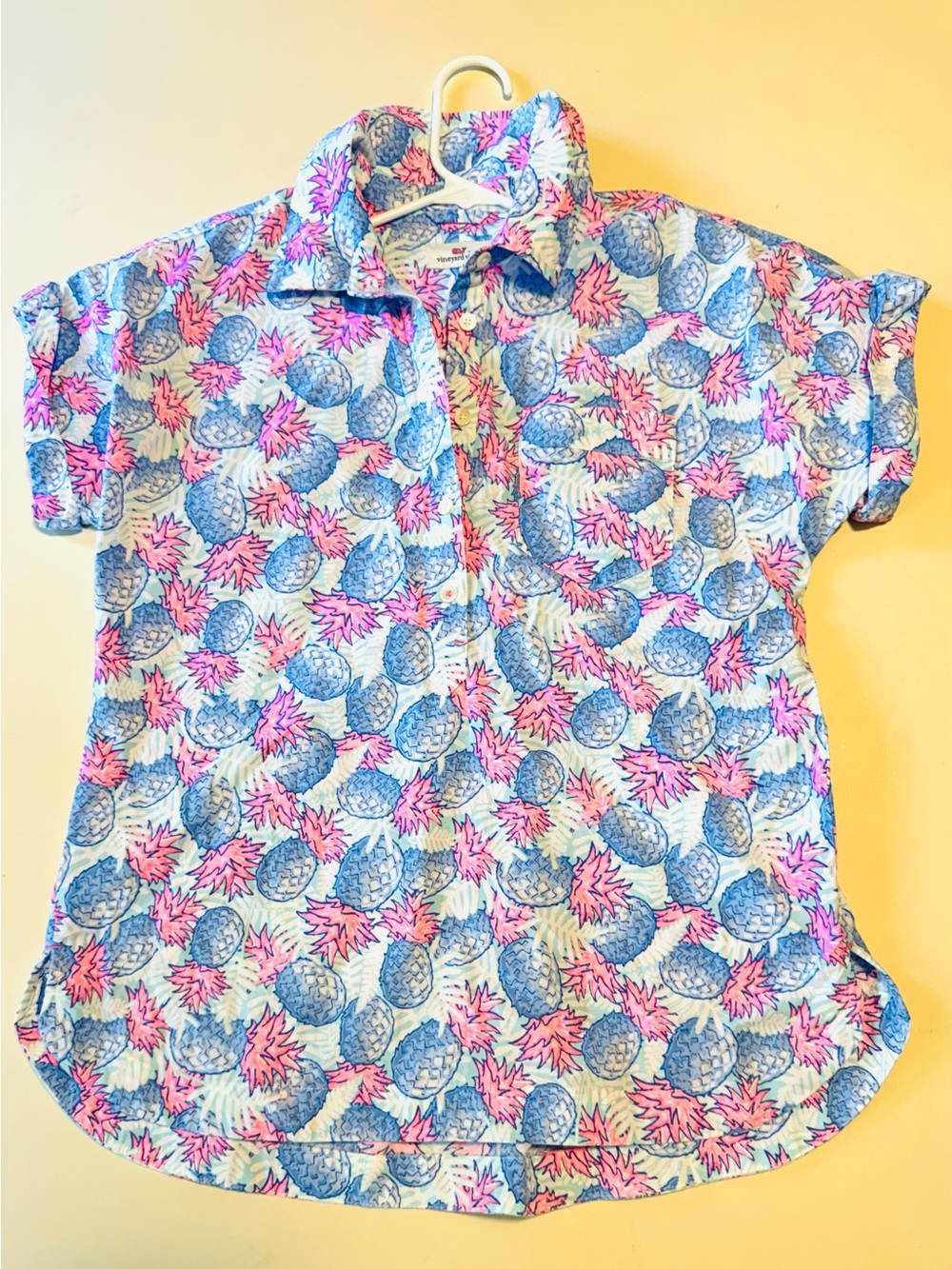 Vineyard Vines pineapple top